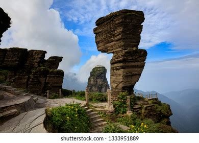 圭峯山風景區裡的奇岩異石如何呈現自然之美？